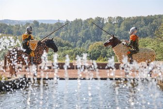 Konzert im Schlosspark Lichtenwalde wetterbedingt abgesagt - was wird mit dem Riesenkürbiswiegen? - An den „Sieben Künsten“ sind zurzeit Kürbisritter im Turnier zu bewundern. Das Abendkonzert am Samstag fällt aus.