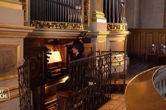 Konzert in der Coronakrise: Freiberger Silbermannorgel erklingt bis nach Amerika - Kultur für die Welt in Krisenzeiten: Albrecht Koch beim Internet-Livekonzert an der Silbermannorgel im Freiberger Dom.