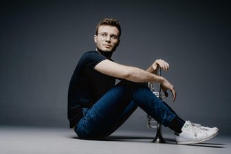 Konzert in der Stadthalle Chemnitz lädt zur musikalischen Gedankenreise ein - Trompeter Simon Höfele spielt im Sinfoniekonzert.