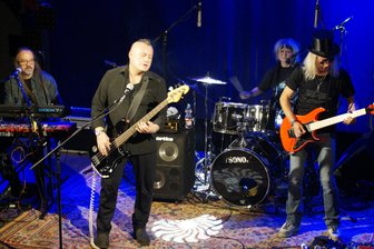 Konzert in Lichtentanne: Crazy Birds schicken Publikum auf Ostrock-Zeitreise - Statt fünf standen krankheitsbedingt nur vier Musiker auf der Bühne.