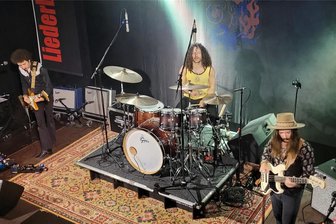 Konzert in Lichtentanne: Klänge für die Lava-Lampen der Hippie-Generation - „Saitenhexer“ Henry James, Schlagzeuger Erik Elgit und Bassist Adam Ditt (v. l.)