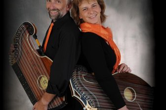 Konzert in Oederan: Die musikalischen Saiten der Zither - Birgit Weber und Tobias Duteloff aus Freiberg sind am Samstag in Oederan zu Gast.