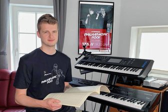 Konzert in Reichenbach setzt Jens Pfretzschner am ersten Todestag ein Denkmal: "Es wird sicherlich eine emotionale Berg- und Talfahrt" - Robert Pfretzschner mit den Keyboards seines am 13. Mai 2022 verstorbenen Vaters Jens. An den Kulturmanager, Musiker und Entertainer aus Reichenbach erinnert nun "Philharmonic Rock" im Neuberinhaus. 