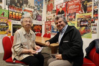 Konzert in Zwickau: 93-Jährige ist vielleicht Andy Borgs treuester Fan - Damit hatte die 93-jährige Irma Neumann nicht gerechnet. Beim Konzert am Freitag in Zwickau traf sie ihren Lieblingssänger Andy Borg persönlich.
