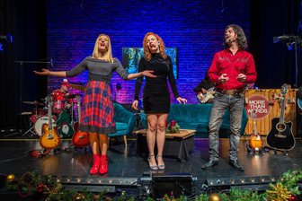 Konzert mit Stefanie Hertel in Rodewisch: Wenn die Feuerwehr mit Atemschutz anrückt - Stefanie Hertel, Johanna Mross und Lanny Lanner bei ihrem Auftritt im Ratskellersaal Rodewisch.
