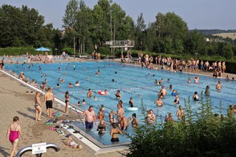 Konzert mit umstrittener Band Weimar im Freibad in Waldenburg: Linken-Kreisverband warnt vor „erheblichem Konfliktpotenzial“ - Im Freibad in Waldenburg findet am 9. August ein Konzert mit der Band Weimar statt.