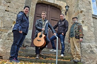 Konzert unplugged mit Kerzenschein: Darum singen Bands für die Dorfkirche in Wegefahrt - Die Vorbereitungen für ein Unplugged-Konzert in Wegefahrt laufen: Steven Gärtner, Sänger der Tribut-Band, mit Jana Fechner, links, Holm Fechner und Michael Pönisch/r. als Organisatoren, checkte die Bedingungen im Kirchenschiff.