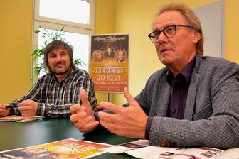 Konzert verspricht gute Unterhaltung mit Abstand - Generalmusikdirektor Stefan Fraas (rechts) und Festhallenleiter Ronny Bley laden zur Gala der Operette ein.