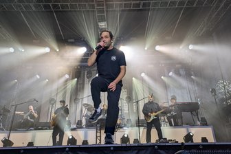 Konzert von Bosse in Chemnitz – Noch lange nicht der letzte Tanz - Axel Bosse beim Konzert am Wasserschloss Klaffenbach.