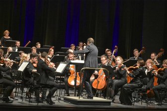 Konzert von Musikern aus der Ukraine und dem Vogtland in Bad Elster wird zu einem Bekenntnis für den Frieden - Das Sinfonieorchester Kiew und die Chursächsische Philharmonie Bad Elster spielten am Freitag im König-Albert-Theater ein Konzert „Classic For Peace“ unter der Leitung von Luigi Gaggero.