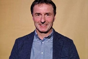 Konzert- wird zum Motorsporthaus - Thomas Krodel zeigt seine Auszeichnung - die "Ewald-Kroth-Medaille" in Gold. 