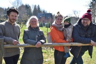 Stellen in Eubabrunn zusammen etwas auf die Beine: René Eckert von der Villa Sommerfrische, Katrin Deike und Marie Neudeck (mit Tochter Alma) vom Riedelhof und Steffen Retzlaff vom Freilichtmuseum (v.l.).