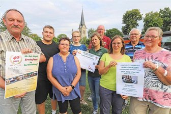 Konzerte, Märchen, Seifenkisten: 40 Jahre Erntefest in Berthelsdorf - Die Organisatoren des 40. Erntefestes, unter ihnen Erika Schmotz, Volker Eßbach (v.r.) und Bürgermeister Udo Eckert (l.), freuen sich auf viele Besucher in Berthelsdorf.