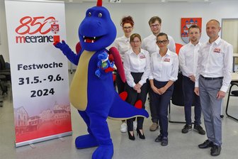 Konzerte mit Adel Tawil, Karat und Co. in Meerane: Wo es Parkplätze gibt und wie lange Shuttlebusse rollen - Maskottchen „Meerano“ und das Organisationskomitee am Dienstag bei der Pressekonferenz zur Festwoche.