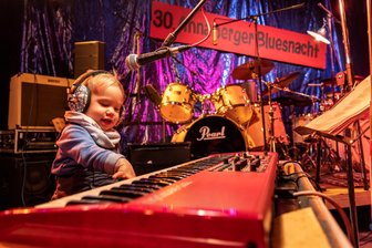 Konzerte, Obst und Gemüse, Upcycling: Das ist am Wochenende im Erzgebirge los - Zuletzt fand die Annaberger Bluesnacht noch in der Turnhalle in Geyersdorf statt. Während einer Pause tobte sich der damals einjährige Fiete aus Dresden am Keyboard aus. Diesmal steigt die Bluesnacht in der Alten Brauerei.