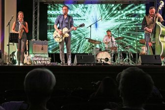 Konzertreihe beginnt im Theater statt im Schlosshof: 150 Rockabilly-Fans dabei -