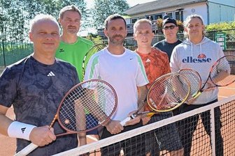 Kooperation führt fast bis in die Verbandsliga - Heiko Schauer, Ulf Bellmann, Mannschaftsleiter Frank Füger, Torsten Irmisch, Hubert Peuschel und Sebastian Schubert (v. l.) spielten für den TuS 1859 Zwönitz um den Aufstieg in die Verbandsliga.