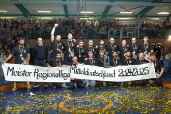 Kooperation mit Titelgewinn gekrönt: Gelenauer Regionalliga-Ringer feiern mit 500 Fans - Von mehr als 500 Zuschauern wurden die Gelenauer Ringer als Meister der Regionalliga gefeiert.