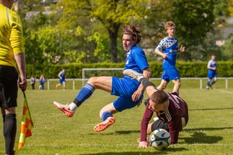 Kopf-an-Kopf-Rennen an der Spitze und im Tabellenkeller der Erzgebirgsliga - Ordentlich zur Sache ging es zwischen Schwarzenberg (mit Franz Klinghammer) und Blau-Weiß Königswalde (mit Max Hofmann, l.). Die Gastgeber siegten 4:1 und entledigten sich damit aller Abstiegssorgen.