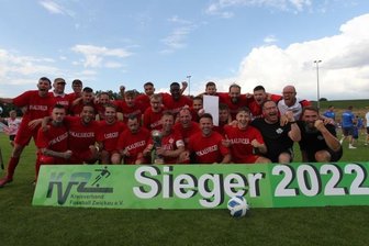 Kopf aus und rein ins Glück - Der FSV Limbach-Oberfrohna hat nach dem Sieg im Stadtderby den Fußball-Kreispokal 2021/22 gewonnen. 