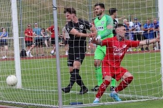 Kopf ausgeschaltet und mitten rein ins Glück - Leon Köhler (rechts) vom FSV Limbach-Oberfrohna - hier bei seinem ersten Treffer - trug sich doppelt in die Torschützenliste ein.