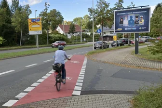 Kopfschütteln in Zwickau: Radweg endet direkt auf der Fahrbahn - An der Kopernikusstraße führt der breite rote Streifen direkt auf die Straße und endet dort.