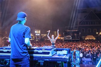 Kopfstoß bei Zwickauer Stadtfest: Fällige Strafe bleibt aus - Die Band Glasperlenspiel war der Höhepunkt des Stadtfests 2022. Am Rande der ausgelassenen Party kam es zu dem schweren Angriff, für den sich der 22-jährige Zwickauer vor Gericht verantworten muss.