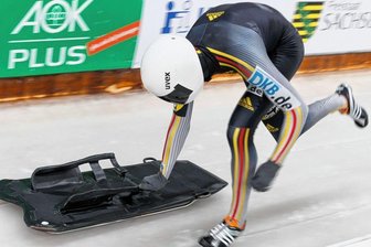 Kopfüber und erfolgreich in eine neue Sportlerkarriere - Martin Krause beim Start eines Skeleton-Rennens in Altenberg. Nach dem Auftaktsprint geht es bäuchlings und kopfüber in den Eiskanal.