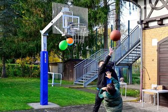 Korb frei in Crimmitschau: Neue Basketballanlage im Freizeitzentrum „Stern-Treff“ dank Bürgerhaushalt - Die neue Basketballanlage wurde von den jungen Leuten sofort getestet.