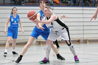 Korb kaputt, Sieg im Eimer - Mit vollem Einsatz für Team und Verein: Ines Aubel (r.) kämpft nicht nur auf dem Spielfeld, wie hier gegen BC Dresden, für den Damen-Basketball in Freiberg: "Leider mahlen die städtischen Mühlen langsam."