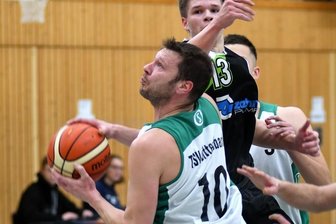Korbjäger ohne Wurfglück - Der Dittersbacher Sven Krutzsch (l.), hier gegen den BC Zwickau, und sein Teamkollege Hannes Richter waren in Dresden mit jeweils 17 Punkten die erfolgreichsten Werfer in den Reihen des TSV. 