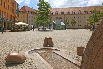 Kornmarkt: Betrunkener Radfahrer fährt gegen Brunnen - Ein betrunkener Radfahrer ist am Samstagabend in Zwickau gegen steinerne Säcke gefahren, die zum Brunnen auf dem Kornmarkt gehören.