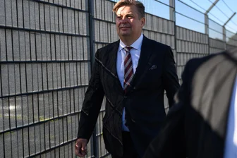 Korruptionsermittlungen: Polizei durchsucht Bundestagsbüro und Wohnung von AfD-Politiker Krah - AfD-Politiker Maximilian Krah auf dem Weg in den Hochsicherheitssaal des Oberlandesgerichts Dresden Anfang September.