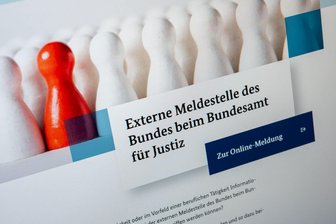 Korruptionsverdacht? An wen sich Hinweisgeber wenden können - Haben Sie einen Korruptionsverdacht? Dann können Sie sich zum Beispiel anonym an ein Hinweisgeberportal wenden.