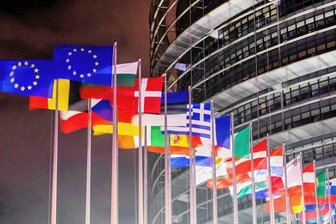 Korruptionsverdacht auch gegen Marokko - Flaggen der Mitgliedsstaaten vor dem EU-Parlament in Straßburg: Das Parlament steht im Fokus umfangreicher Ermittlungen.