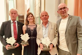 „Koryphäen an ihrer Stelle“: Diese drei Vogtländer wurden bei der Ehrenamtsgala 2024 im Bereich Sport geehrt - Bei der Ehrenamtsgala 2024 in Bad Elster: von links Udo Woratsch (Plauen), Michelle Wirth (Auerbach), Manfred Jahn (Plauen) und der Geschäftsführer des Kreissportbunds Vogtland, Michael Degenkolb.