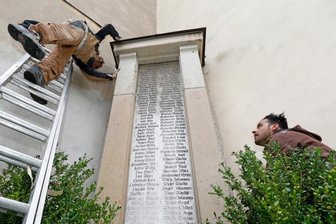 Kosmetik für ein Stück Heimatgeschichte - Rolf Schreckenbach (oben) und Walid Hussein beginnen mit dem Zerlegen des Denkmals für die Gefallenen des Ersten Weltkrieges an der Lichtensteiner Lutherkirche.