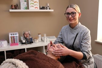 Kosmetikbehandlung ohne nervigen Smalltalk: Wo es das jetzt im Erzgebirge gibt - Kosmetikerin Anna Stefan in ihrem Studio in Schwarzenberg bei einer Hautreinigung.