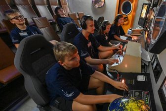Kosmonautenzentrum in Chemnitz: Letzter Start mit Trabi-Technik - Kinder für Kinder: Schüler stellen in der "Raumkapsel" des Kosmonautenzentrums die "Stammbesatzung". Künftig soll es in der Kabine Platz für deutlich mehr Besucherinnen und Besucher geben. 