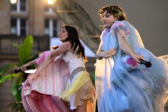 Kosmos-Auftakt mit Blond und der Schumann-Philharmonie: Armdrücken der Generationen - Nina und Lotta Kummer (r.) von Blond beim Auftritt mit der Robert-Schumann-Philharmonie.