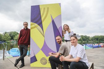 Kosmos Chemnitz 2024: Sonderzüge, Programm, Sperrungen - Vier von vielen Akteuren, die das Kosmos-Festival mitgestalten: Ernesto Uhlmann vom Team Kosmos, Matthias Keussen von Athletic Sonnenberg, Marlene Simpel von Staffbase und Alice Leblanc vom Spinnerei-Verein. Die Kunstinstallation wurde vom Kollektiv Plusminus3 für das Festival gestaltet.