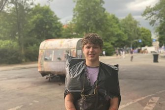 Kosmos Chemnitz 2025: Die schönsten Bilder von drei Tagen Festival - und einem donnernden Finale - Tilmann baute am Sonntag spontan den Stand von „enter - Junge Kulturregion Chemnitz“ mit ab. Kurzfristig hat er sich für den Regen auch ein Outfit zusammengestellt.