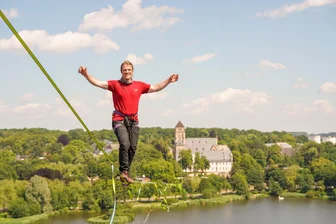 Kosmos Chemnitz: Finanzierung nach 2025 wackelt - Die Konnektonauten sorgten 2024 auf einer 630 Meter langen Slackline über den Schloßteich für atemberaubende Momente.