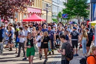 Kosmos: Einer der gefragtesten DJs der Welt kommt nach Chemnitz - Beim Kosmos Chemnitz 2022 wurden 50.000 Besucher gezählt. Vor allem junge Menschen zieht das Festival an.