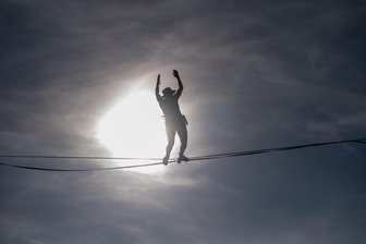Kosmos und Raketen: Feiern, wenn andernorts die Menschen sterben. Wie hält man das aus? - Der Himmel über dem Kosmos. Ein Balanceakt.