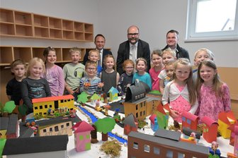 Kosten für Betreuung und Mittagessen: Was Minister Piwarz im Erzgebirge dazu sagt - Die Vorschulgruppe der „Mühlbergzwerge“ hat Burkhardtsdorf-Mitte nachgebaut. Das schauten sich auch der Niederdorfer Bürgermeister Stephan Weinrich, Kultusminister Christian Piwarz und Bürgermeister Jörg Spiller (hinten v. l.) an.