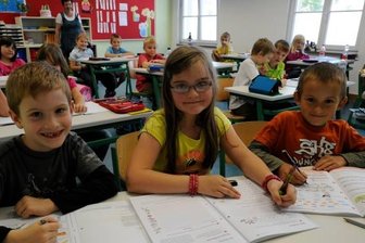 Kosten für Hefte heiß diskutiert - Brian Rudolf, Maxime Gebhard und Tino Winter aus der Klasse 2 a der Weinhold-Grundschule Reichenbach mit den Arbeitsheften für Sachkunde, Deutsch und Mathematik. Die Stadt stellt diese Hefte in diesem Schuljahr erstmals kostenlos für die Mädchen und Jungen bereit.