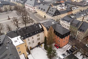 Kosten für Welterbezentrum im Erzgebirge explodieren - Für das Welterbezentrum in Marienberg entsteht im Hinterhof der Gebäude Markt 5 und 6 ein Anbau. Die Aufnahme entstand im März. 