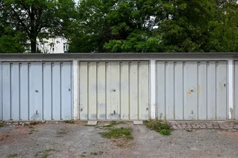 Kosten steigen: 10.000 Chemnitzer Garagenmieter betroffen - In Chemnitz kommen auf viele Nutzer von Garagen höhere Kosten zu.