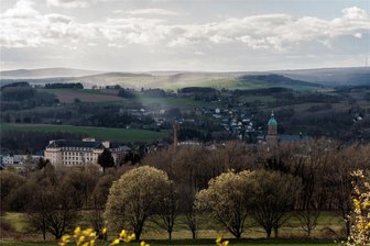 Kosten Windräder das Erzgebirge den Welterbetitel? - Die historische Altstadt von Annaberg mit der Kirche St. Annen gehört als Teil der Bergbauland­schaft Annaberg-Frohnau zum Unesco-Welterbe Montanregion Erzgebirge. Könnten Windräder – etwa auf der Dörfler Höhe und bei Hermannsdorf (h. l.) – diesen Blick so nachhaltig zerstören, dass der Welterbetitel in Gefahr gerät?
